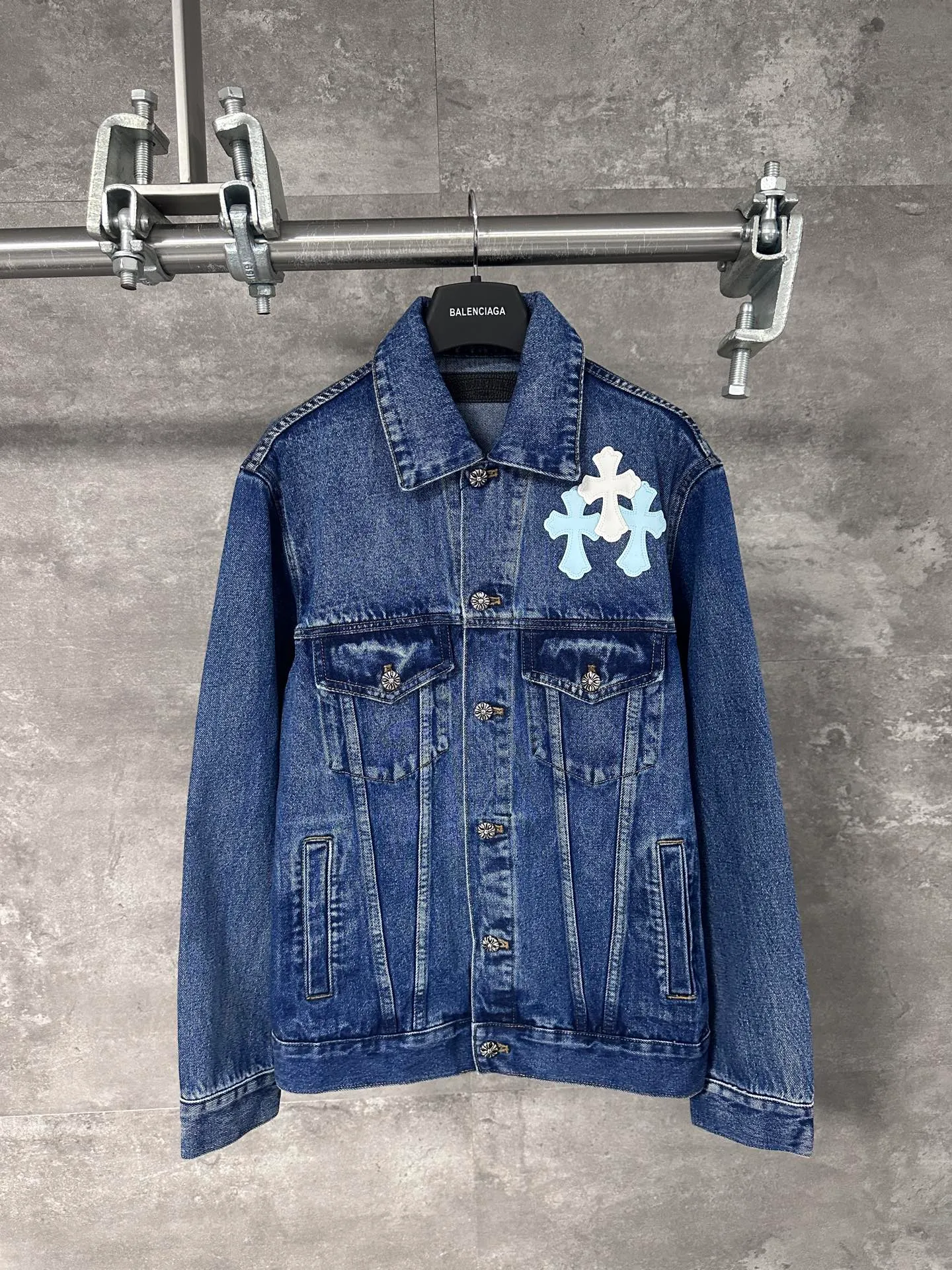 P720 💰 CHrome Hearte cross patchwork leather denim jacket size: S M L Design details: the visual fantasy of Gothic symbols, the multi-dimensional expression of the cross totem: the red and white contrasting cross patches are staggered on the chest and back, making the brand more recognizable; the hollow cross pattern leather splicing on the sleeves combines the mystery of religious symbols with the punk-style deconstructed design. Every detail tells the dark aesthetics of Crowe's heart. Retro distressing with denim texture: Selected denim fabrics are treated with distressing techniques to show natural fading and texture, which not only retains the retro accent of denim items, but also adds a casual sense to the overall look. The ingenuity of hardware and tailoring: The metal buttons and hardware all have Croxin's iconic pattern, which shines exquisitely under the refraction of light; the neat tailoring of the classic denim jacket is suitable for a variety of wearing scenarios, and can create a strong personal style whether it is layered or worn alone. Croxin's denim jacket is not only a piece of clothing, but also a style badge that highlights unique aesthetics and rebellious attitude. For those who pursue individuality, they can leave their own hardcore mark in the fashion field.